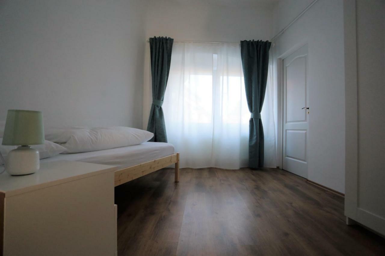 Jokai 19 Vendeghaz Apartment เวสเปรม ภายนอก รูปภาพ
