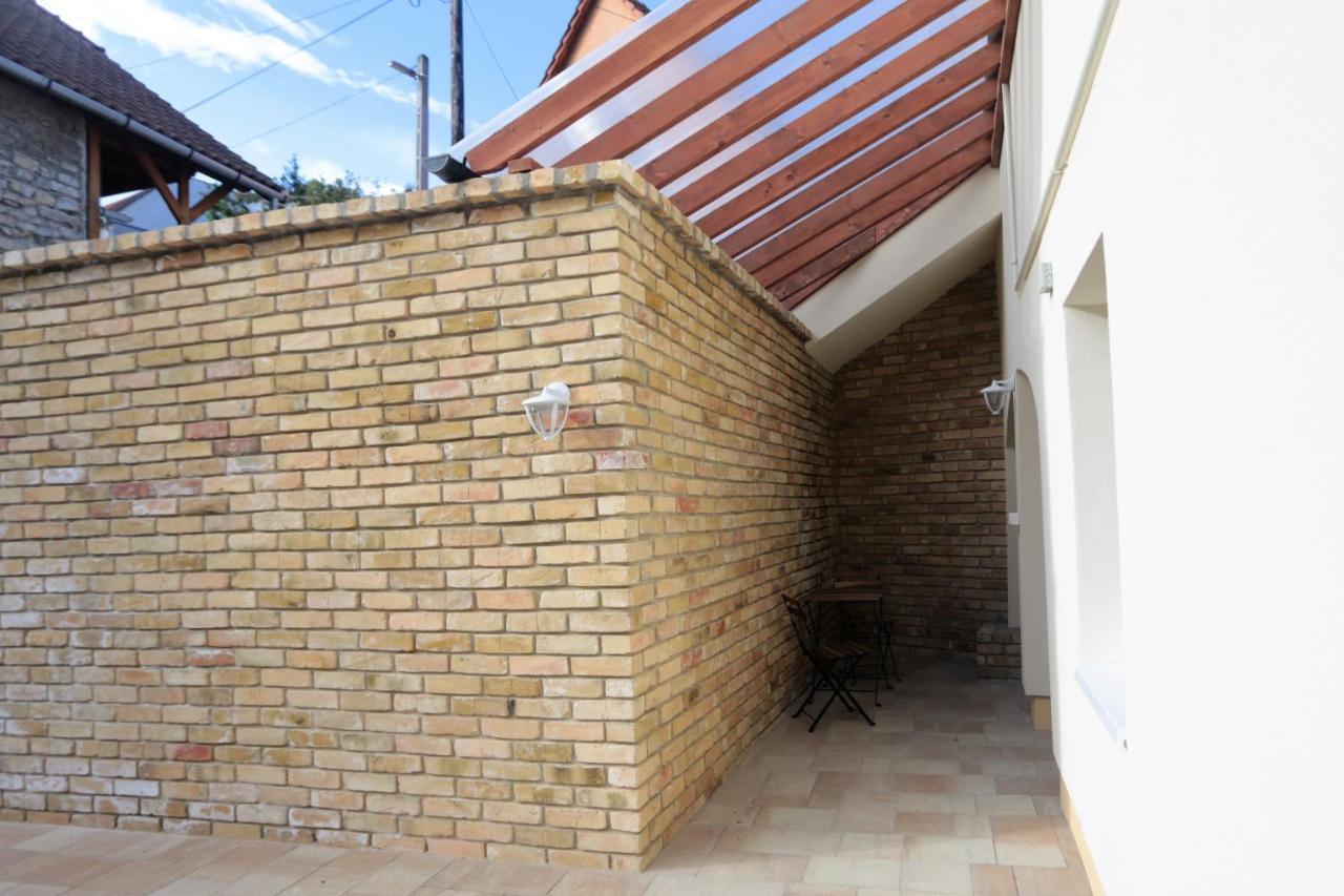 Jokai 19 Vendeghaz Apartment เวสเปรม ภายนอก รูปภาพ